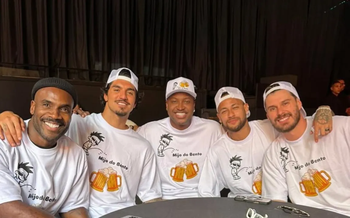 Cantor comemorou a chegada do primeiro filho com Carol Peixinho ao lado de Neymar, Gabriel Medina, Rafael Zulu e Bruninho