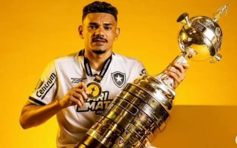 Tiquinho Soares com a taça da Libertadores, vencida em 2024