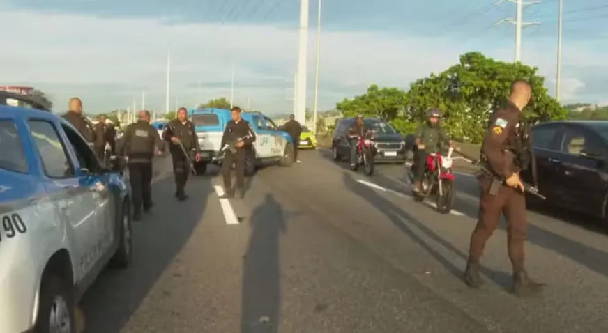 Durante o confronto, o agente que estava a caminho do trabalho, foi baleado e morreu no local