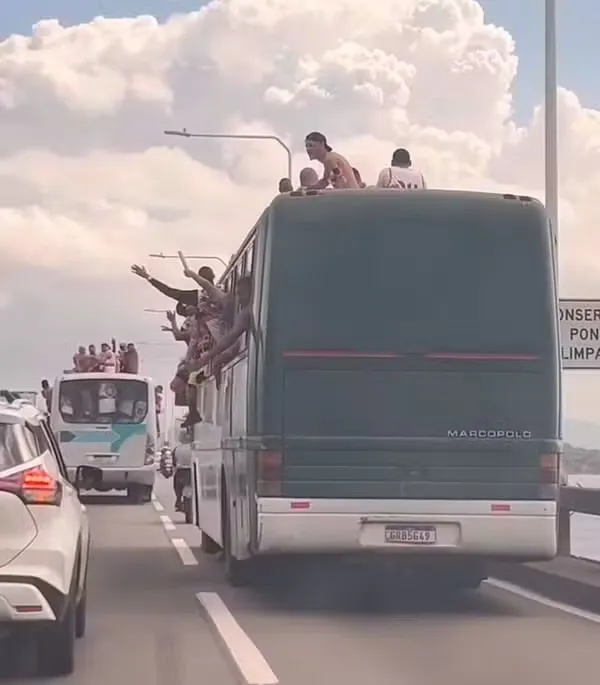 Por meio de nota, a Ecoponte, concessionária que administra a Ponte Rio-Niterói, informou que foi comunicada pela Polícia Rodoviária Federal (PRF) sobre o ocorrido