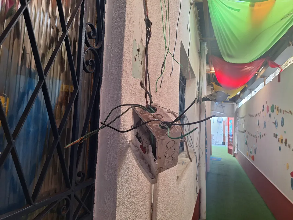 Além de furtarem equipamentos de ar-condicionado, torneiras, ferros e materiais elétricos, os criminosos arrombaram portas, destruíram instalações e defecaram no chão da unidade
