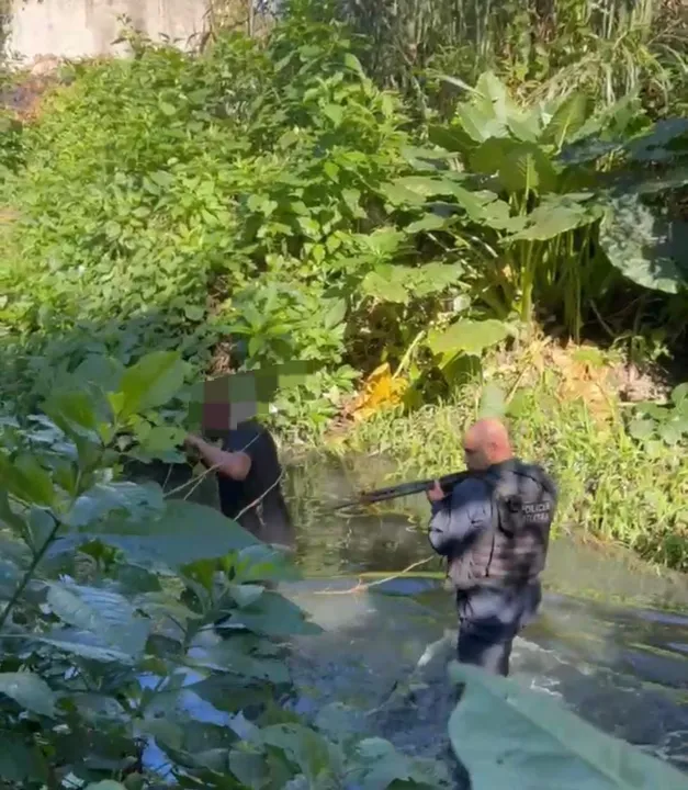 Durante o cerco, o suspeito chegou a se esconder em um valão com água até os joelhos