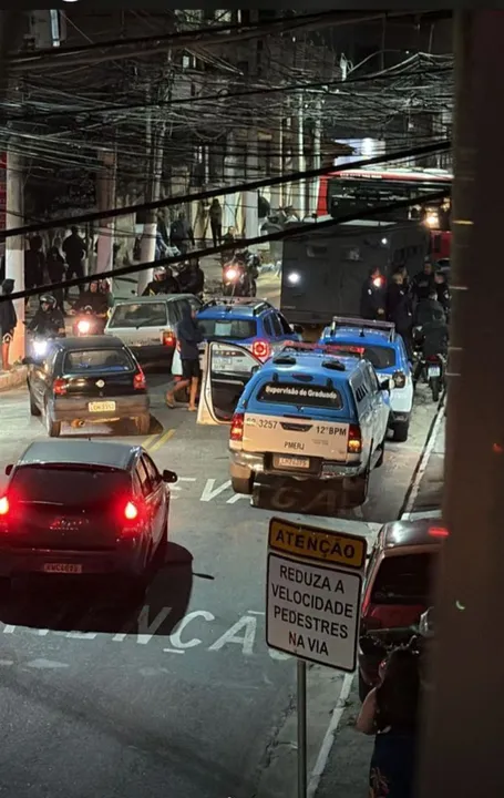 Traficantes colocaram dois ônibus atravessados na Dr.March, no bairro Tenente Jardim
