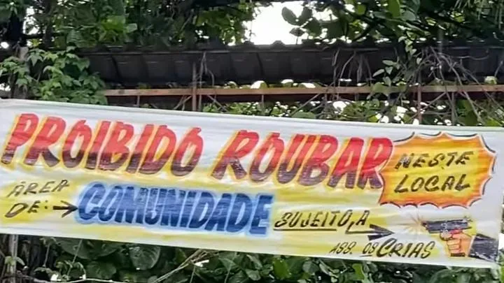 O aviso, com os dizeres “Proibido Roubar”, foi colocado próximo à ponte da localidade