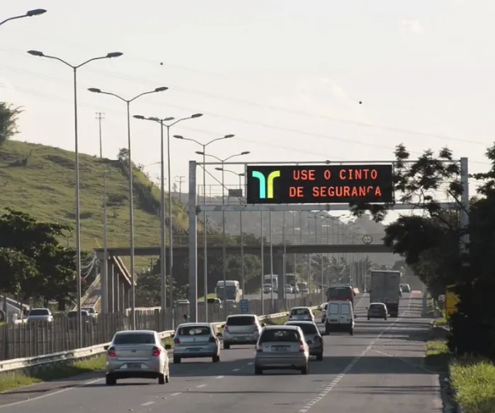 O acidente ocorreu na BR-101 na manhã desta segunda-feira (9)