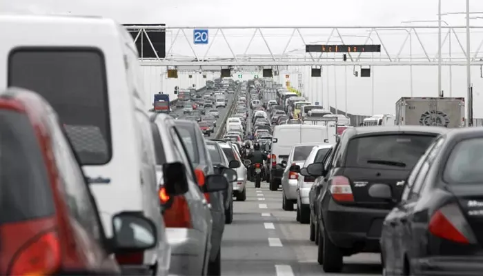 Há lentidão nos acessos à subida do vão central e na saída para o Gasômetro