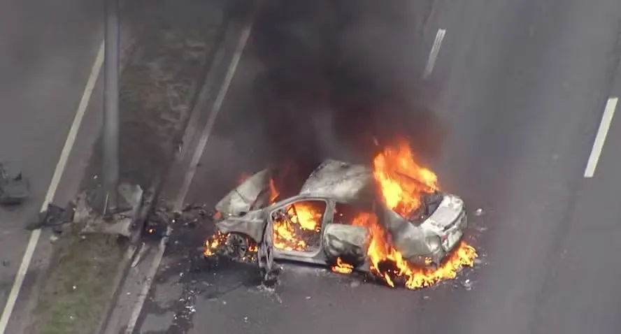 Além do carro que pegou fogo próximo à Guadalupe, um galpão é atingido pelas chamas desde a madrugada, próximo de Realengo
