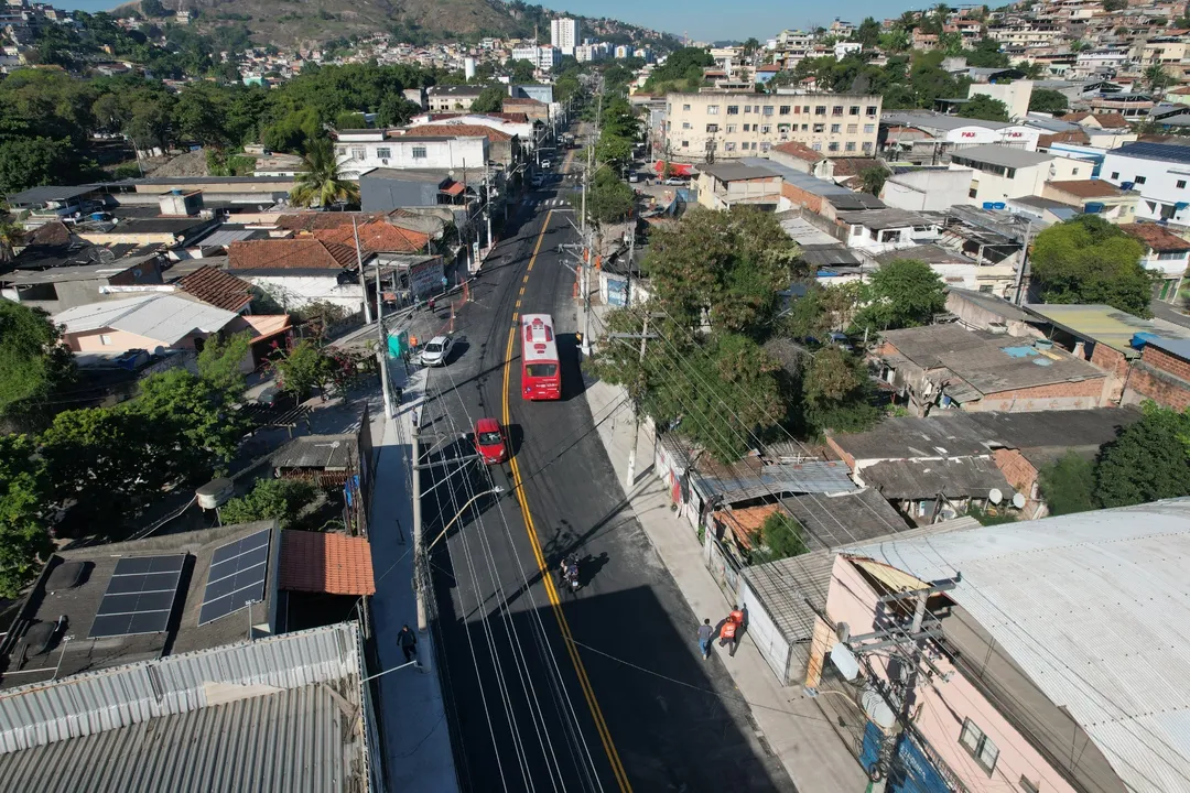 A via recebeu uma nova rede de drenagem com galerias subterrâneas