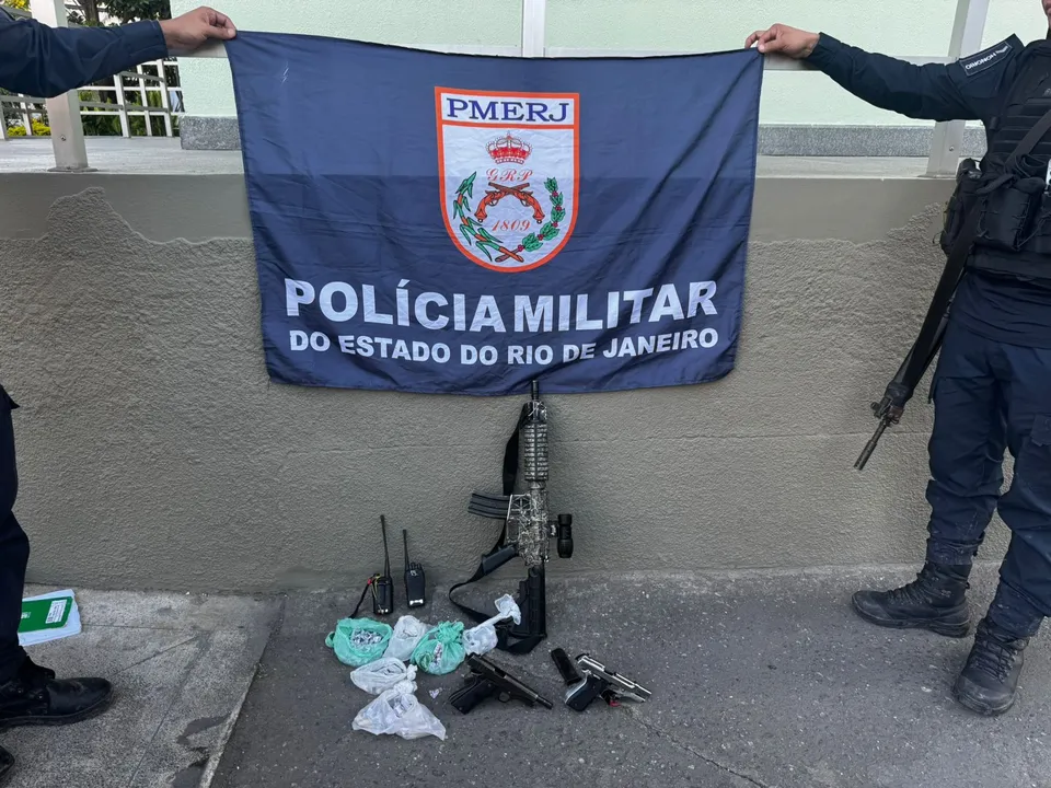 O material apreendido foi apresentado na central de flagrantes da 73DP (Neves), onde o caso foi registrado