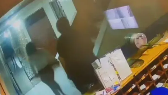 Câmeras de segurança flagraram trio deixando hotel após o crime
