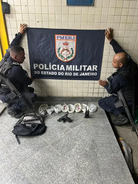 Uma pistola foi apreendidas com o trio