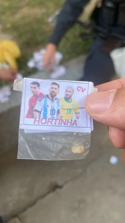 As pedras de crack estavam embaladas em invólucros que estampavam fotos dos craques Messi, Cristiano Ronaldo e Neymar