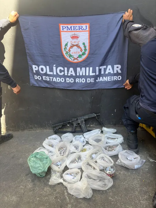 O material e os acusados foram levados para a 74ªDP (Alcântara), onde o caso foi registrado