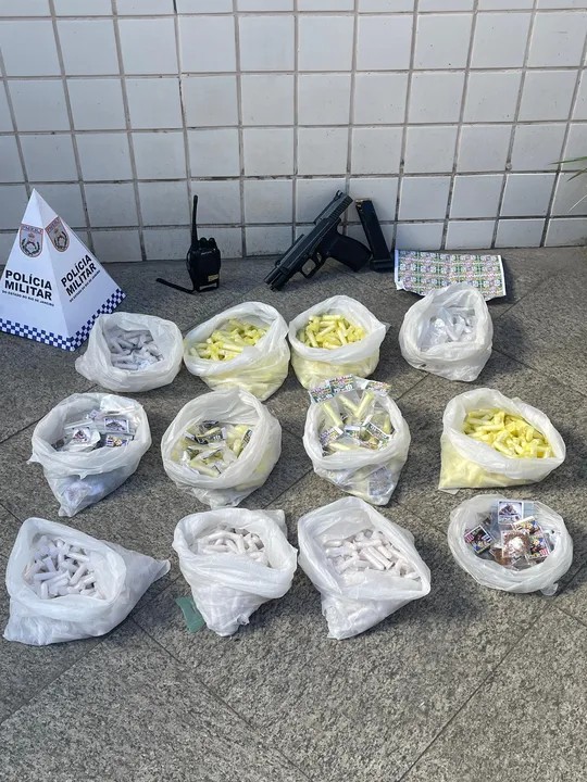 Um dos detidos carregava uma mochila com drogas já embaladas para venda