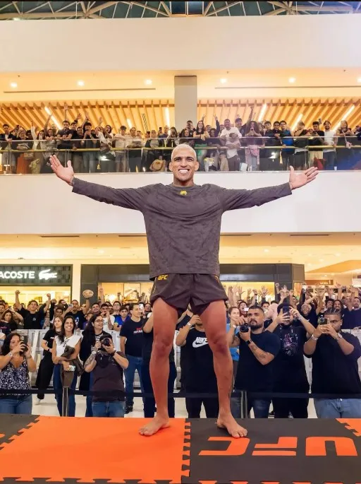 Charles do Bronx em treino aberto ao público antes do evento deste sábado (11)