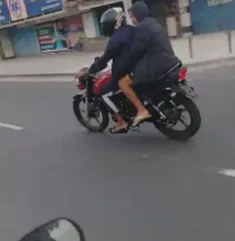 Segundo relatos, a dupla de criminosos estava desarmada e usava uma moto quando tentou roubar a motocicleta dessa vítima