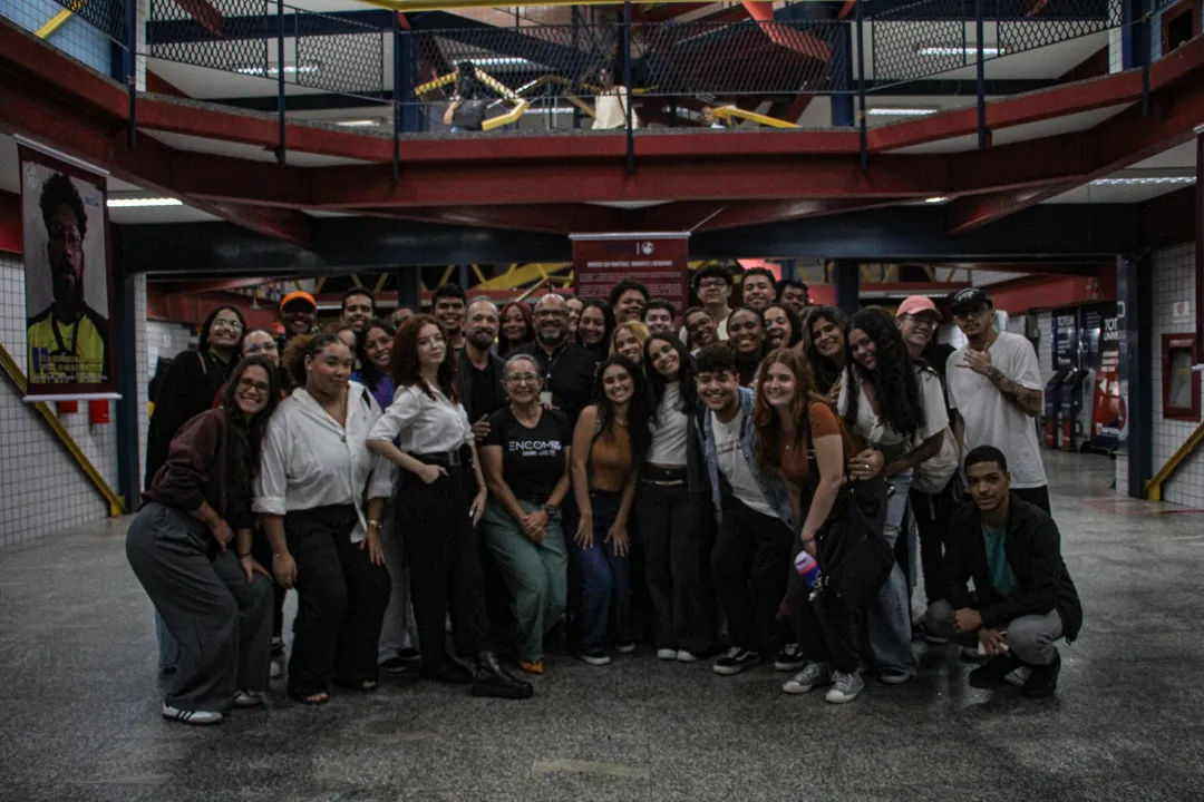 Alunos de Comunicação Social, do Campus Niterói da Universidade Salgado de Oliveira, durante a exposição "Universo sem Fronteiras: Imigrantes e Refugiados"