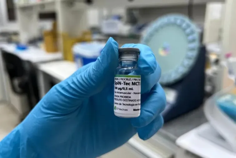 Nos testes conduzidos, a vacina brasileira mostrou ter inclusive menos efeitos colaterais do que a vacina da norte-americana Pfizer