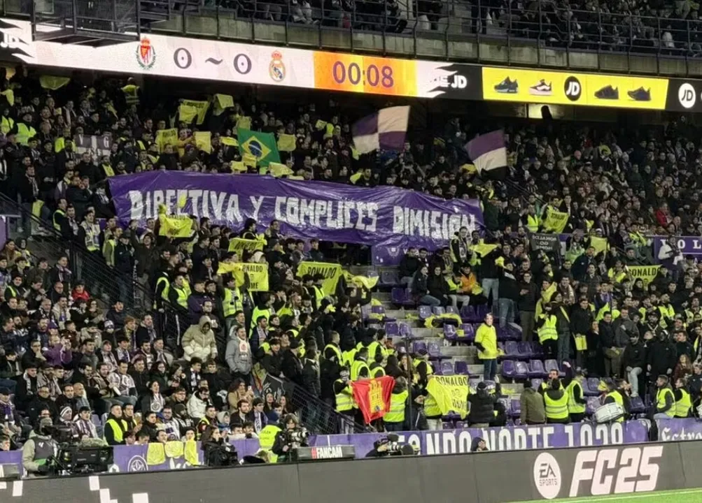 Torcida do Valladolid protesta contra Ronaldo