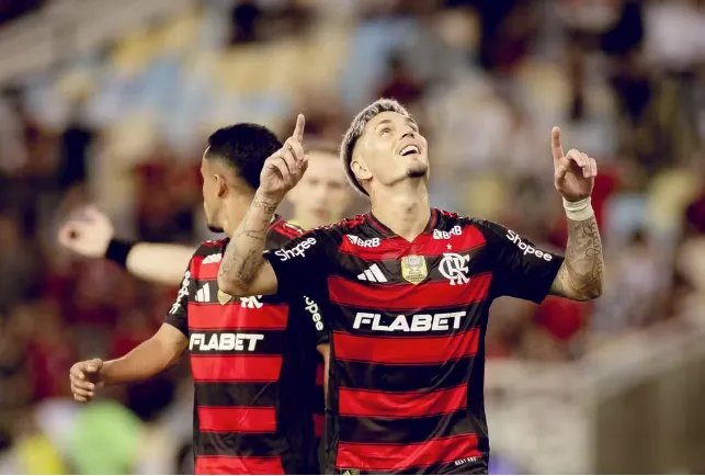 Varela renovou com seu vínculo com o Flamengo por mais um ano