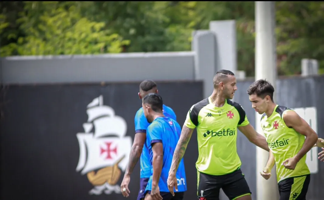 Souza, à esquerda, e Sforza, à direita, marcaram no jogo-treino do Vasco