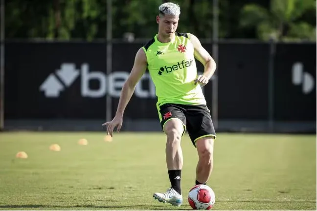 Capasso é um dos jogadores que treinam à parte no Vasco