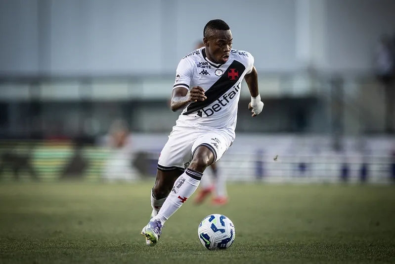 Andrés Gómez deve ser titular do Vasco na partida contra o Fortaleza, na quarta (15)
