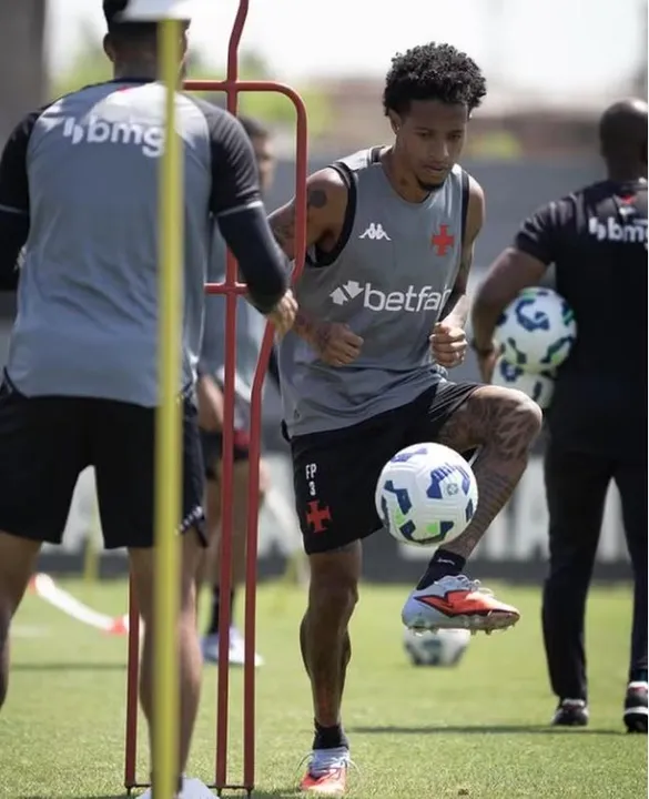 Tchê Tchê participou normalmente do treino do Vasco nesta segunda (29)