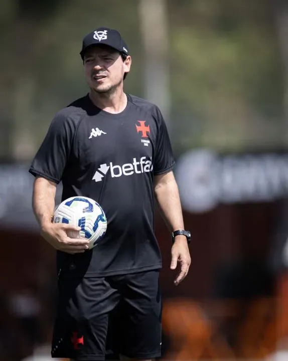 Diniz não terá o artilheiro do Vasco na temporada para encarar o Santos, domingo (17)