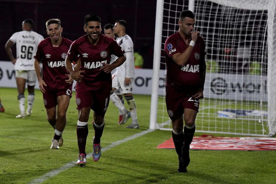Carrera marcou o gol da vitória do Lanús. Resultado classificou o time argentino para o próxima fase