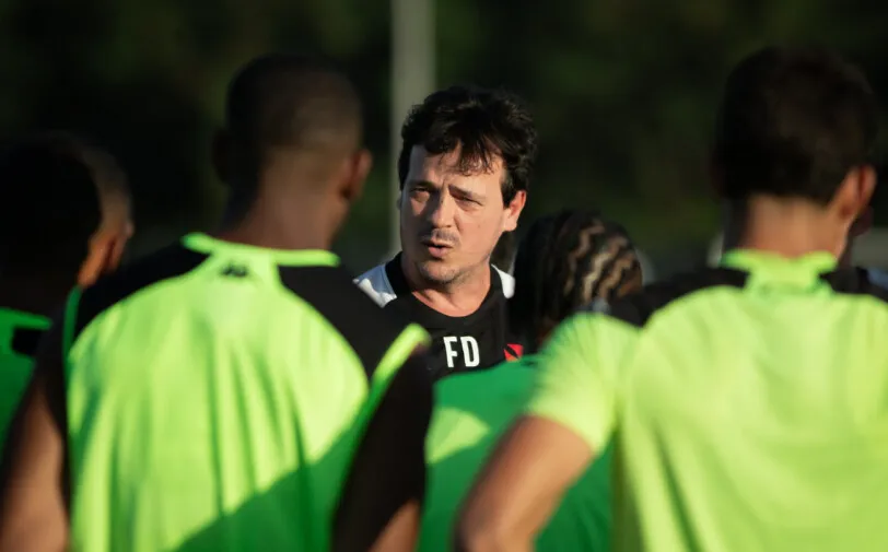 Técnico Fernando Diniz em treino do Vasco