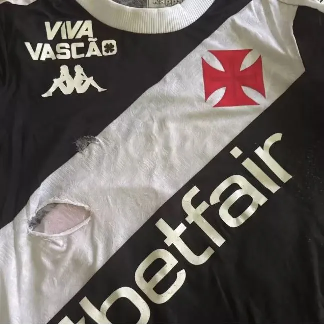 Camisa de Vegetti, rasgada no duelo contra o Nova Iguaçu, será leiloada pelo Vasco