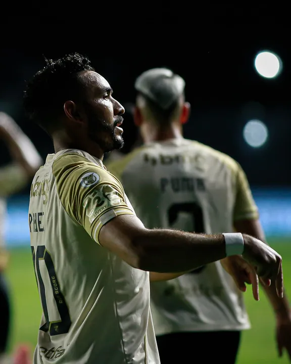 Vasco e Payet acertam rescisão de contrato amigável