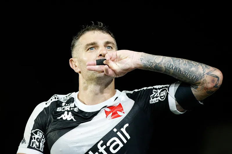 Vegetti marcou mais dois gols em vitória do Vasco sobre o Fortaleza, no sábado (17)