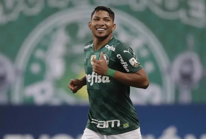 Rony em campo pelo Palmeiras