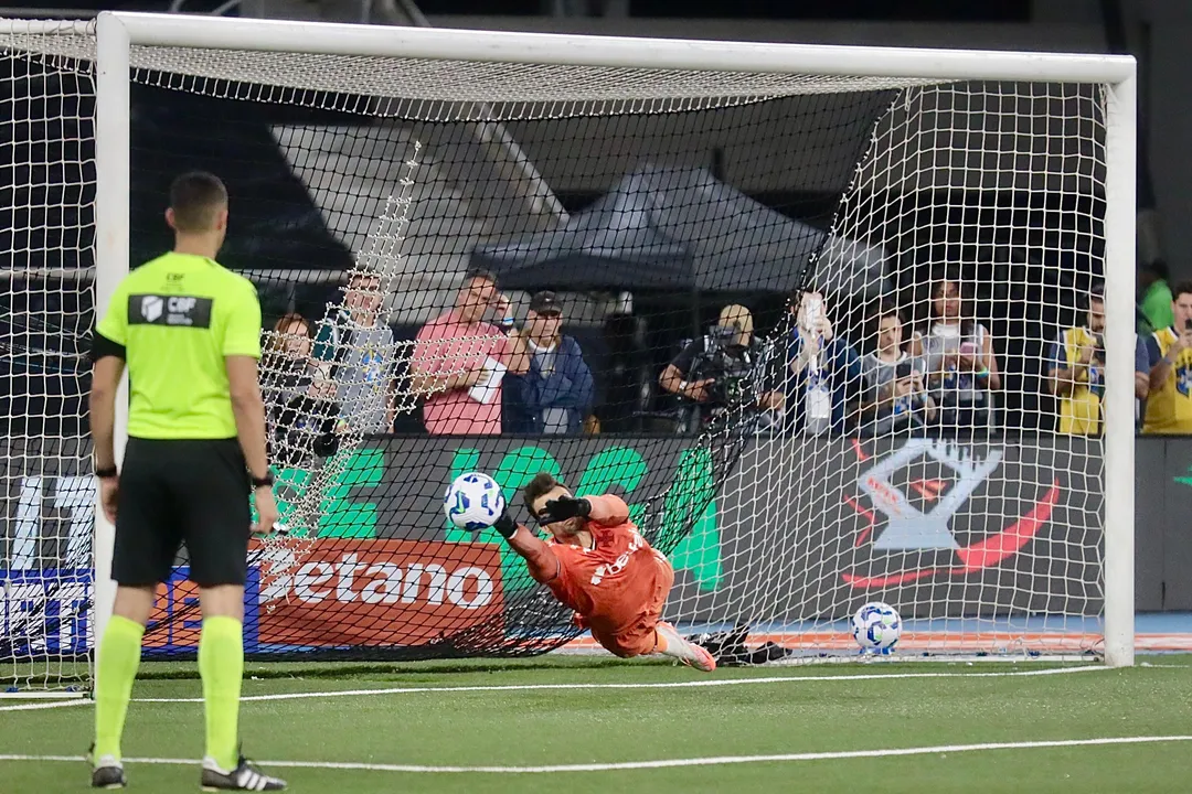 Após falhar e cometer pênalti no tempo normal, Leo Jardim defende cobrança e garante vaga para o Vasco