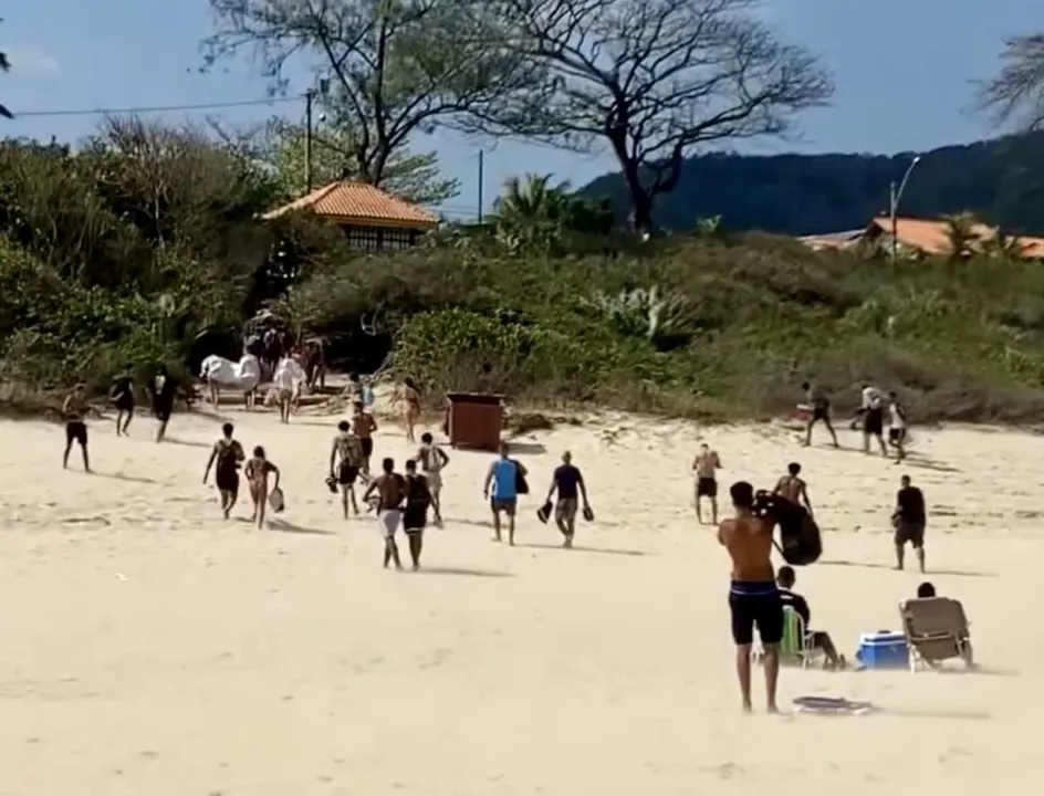 Banhistas deixaram a paira por causa dos fortes ventos