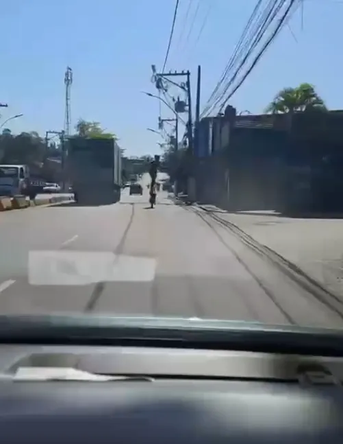 O homem se arriscou em meio aos veículos que também passavam pelo local