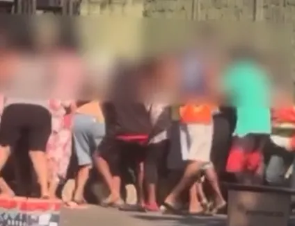 As pessoas avançam mesmo com o equipamento ainda em movimento