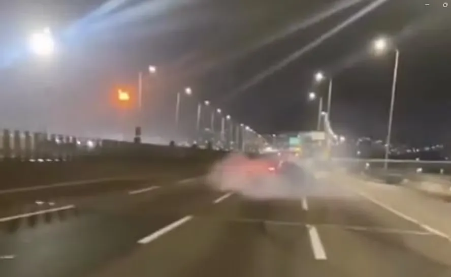 A cena foi registrada por um motociclista que trafegava atrás do carro