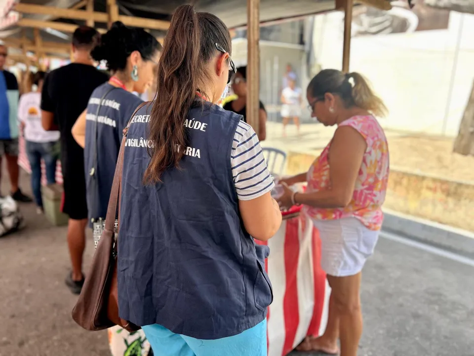Os sintomas da intoxicação por metanol podem surgir entre 12 e 24 horas após a ingestão