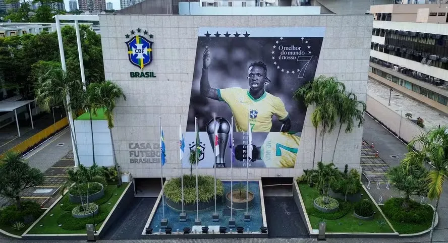 A entrada do edifício da entidade exibe um banner gigante com a foto do atacante da Seleção Brasileira e o troféu que ganhou da Fifa