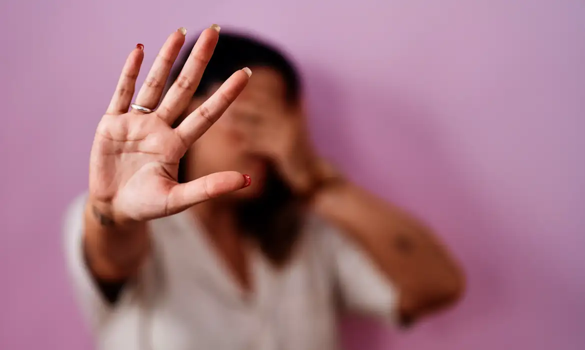 Os tipos de violência variam entre agressões psicológicas, físicas, patrimoniais e sexuais