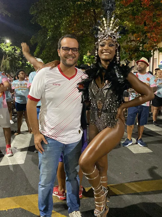 André Bento e Érika Januzza - Rainha de Bateria da Unidos do Viradouro, durante o último ensaio técnico em Niterói da Escola tri-campeã carioca