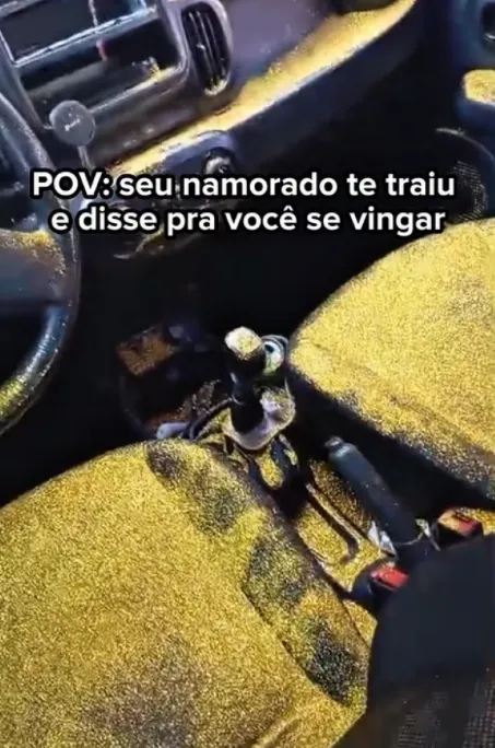 A mulher jogou glitter no carro do ex-namorado após descobrir que tinha sido traída