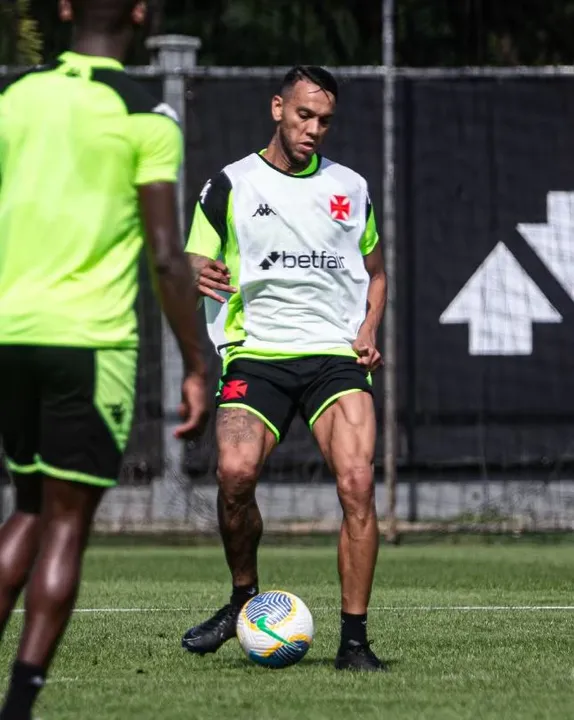 Souza treina como zagueiro no Vasco para tentar ser titular no clube