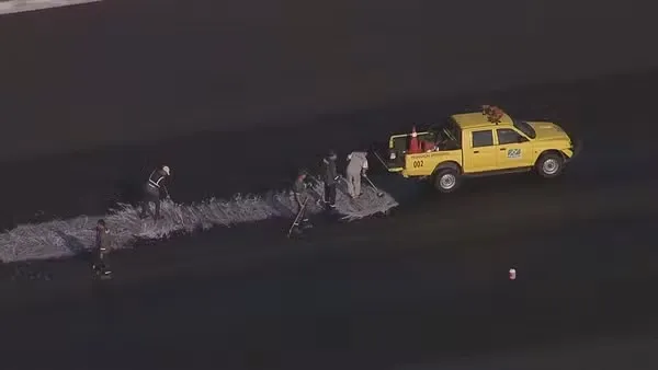 Cerca de 50 funcionários tentam limpar a pista