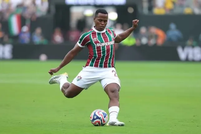 Arias segue negociando com o Fluminense sua ida para a Europa