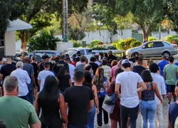 Dezenas de celulares e amigos compareceram ao sepultamento no Cemitério Parque da Paz, no Pacheco