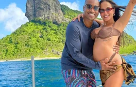 À espera do primeiro filho, Carol Peixinho e Thiaguinho fazem passeio de barco em Fernando de Noronha